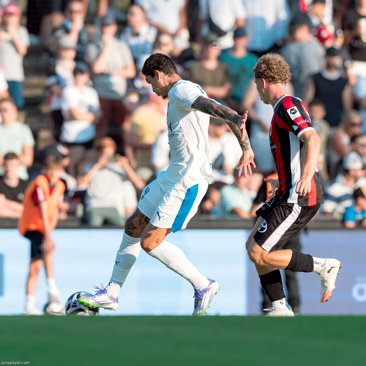 الأزرق يكرر السداسية