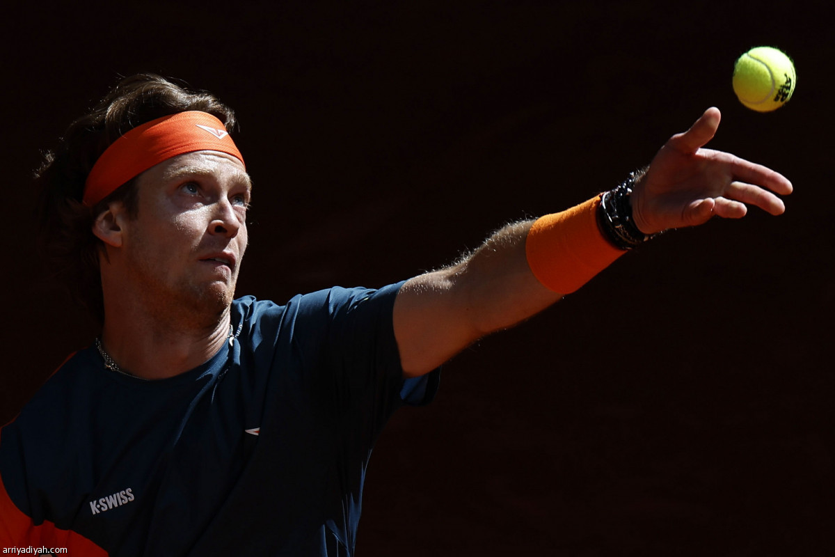 خروج حامل اللقب