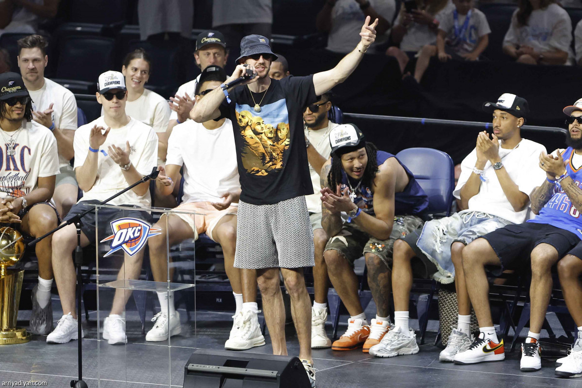 ثاندر يحتفل باللقب