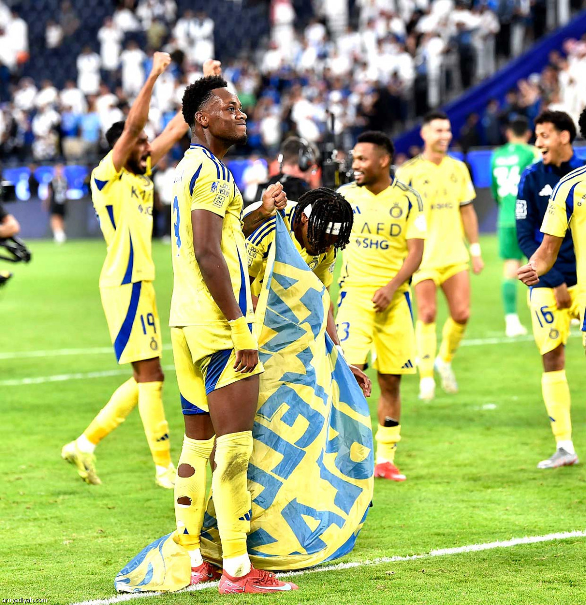 العلم الأصفر خفاقا