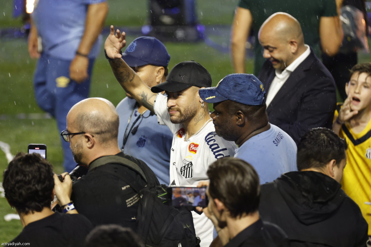 نيمار يُقبل الشعار