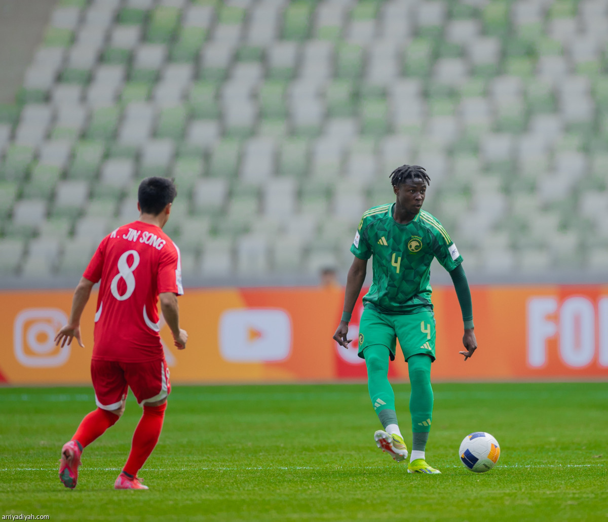 الأخضر يعبر