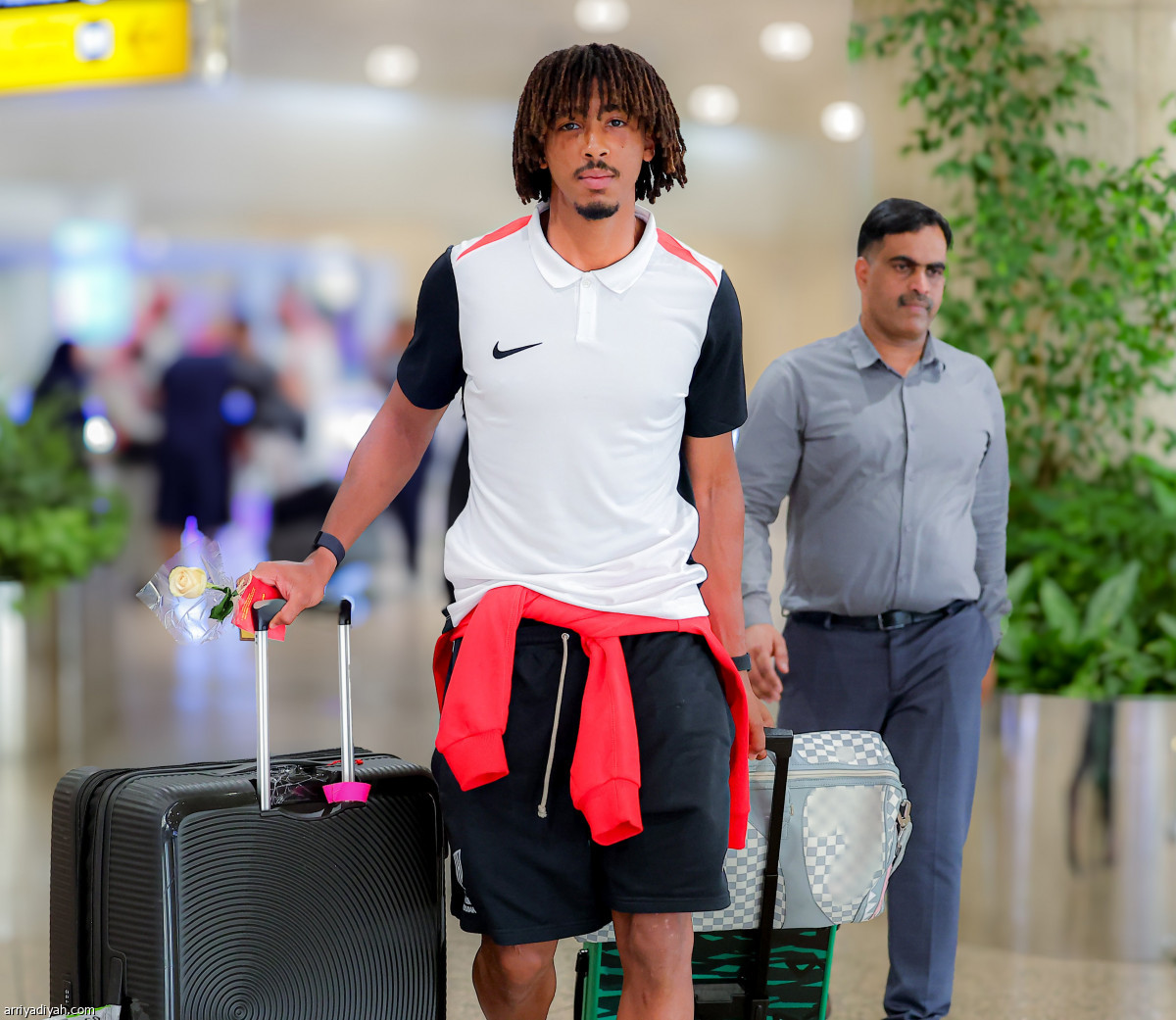 ورد ..تمر وشوكولاتة